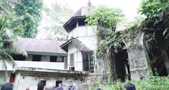 BUTUH RENOVASI: Kondisi Masjid Tua Ampang Gadang, Nagari Tujuah Koto Talago yang rusak parah hingga kemarin. Masjid yang juga jadi situs cagar budaya ini butuh perhatian pemerintah.(IST)