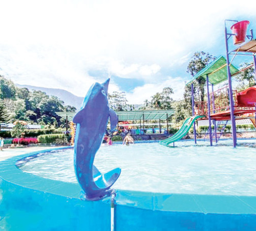 BEBERAPA pengunjung tengah asyik mandi menikmati kesegaran air Ambun Water Park.(IST)