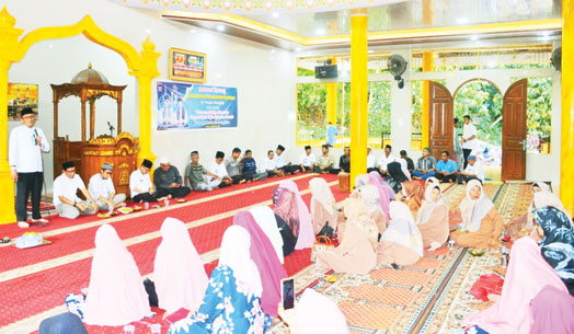 MOTIVASI: Wako Hendri Septa memotivasi ibu-ibu majelis taklim di Kota Padang, beberapa waktu lalu.(IST)