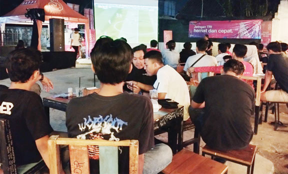 NONGKRONG: Para pengguna produk dan layanan Tri, Vidio, dan VIVO saat santai malam.(IST)