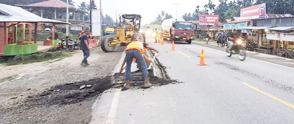 PEMBENAHAN: Pekerja HKI ketika melakukan pengaspalan Jalan Raya Padang-Bukittinggi di Simpang Tugu Cokelat Paritmalintang yang mengalami kerusakan.(IST)