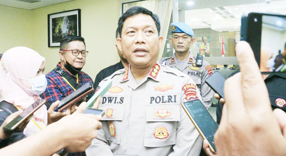 BERI KETERANGAN: Kabid Humas Polda Sumbar Kombes Pol Dwi Sulistyawan saat diwawancarai wartawan beberapa waktu lalu.(IST)