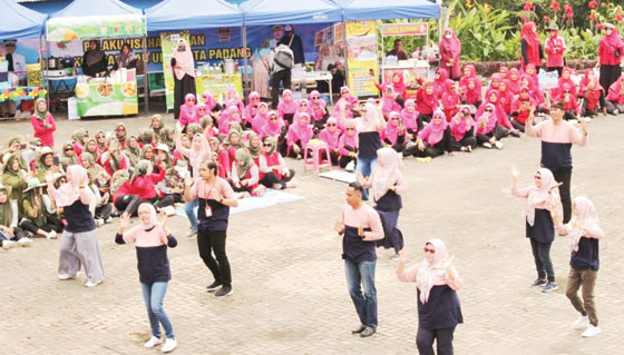MERIAH: Penampilan dance dari pengurus TP PKK Kota Padang saat Gebyar PKK, Rabu (18/10).(IST)