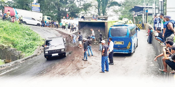 GANGGU LALU LINTAS: Truk bermuatan batu terguling di kawasan Sitinjaulauik, kemarin. Kejadian ini sempat mengganggu arus lalu lintas.(IST)