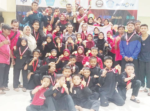 MEMBANGGAKAN: Para atlet pencak silat binaan FKKSPG dalam Kejurnas Pencak Silat Championship Cup I UIN Sjech M Djamil Djambek Bukittinggi, beberapa waktu lalu.(DOK SEMEN PADANG)