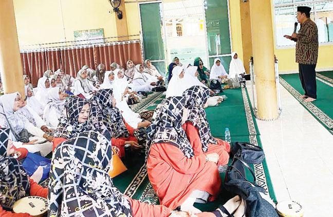 DAKWAH: Ustadz Syafwan yang tengah memberikan pengajian kepada anggota MTI Kota Padang, Minggu (22/10).(IST)