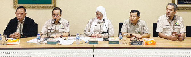 BERI KETERANGAN: Dirut RSUP Dr M Djamil Padang Dovy Djanas didampingi jajaran direksi saat memberikan keterangan terkait kegiatan tabur bunga di makam Dr M Djamil, Senin (24/10).(ADETIO/PADEK)