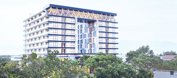 MEWAH: Terletak di pusat kota dengan interior yang mewah dan menawan, Hotel Santika Premiere Padang menawarkan berbagai fasilitas yang dapat memanjakan semua tamu yang menginap.(IST)