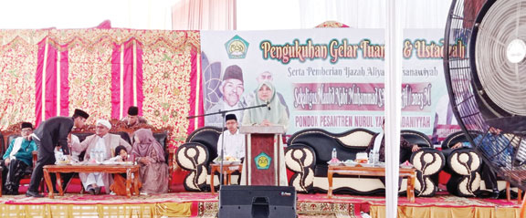 MOTIVASI: Anggota DPR RI Dapil Sumatera Barat II Hj Nevi Zuairina menyampaikan kata sambutan dalam wisuda di Pondok Pesantren Nurul Yaqin Saddaniyah, Nagari Singguling, Kecamatan Lubukalung, Padangpariaman, akhir pekan lalu.(IST)