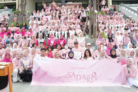 ANTUSIAS: Masyarakat terlihat antusias mengikuti fun walk Campaign One Pink One Hope di Jakarta, pada Minggu (22/10).(IST)