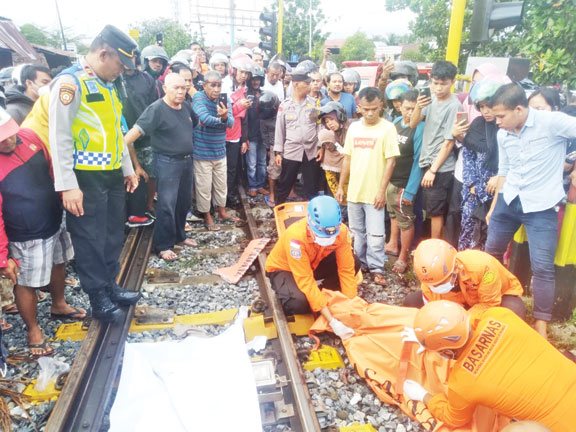 EVAKUASI: Basarnas bersama kepolisian mengevakuasi jasad korban tertabrak Kereta api, Rabu (25/10) di kawasan Lubukbuaya, Kecamatan Kototangah.(IST)