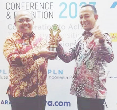 PRESTASI: Sekretaris Provinsi Sumbar Hansastri saat menerima penghargaan.(IST)