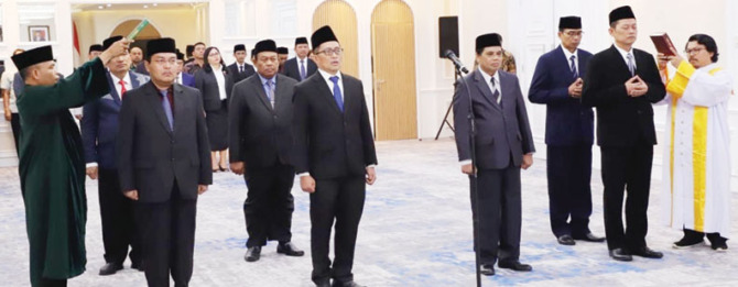 PELANTIKAN: Kakanwil Kemenag Sumbar Mahyudin resmi dilantik menggantikan Kakanwil Kemenag Sumbar sebelumnya Helmi, Rabu (25/10).(IST)