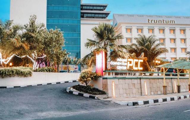Truntum Padang memiliki kamar deluxe terluas di kelasnya dan memiliki Ballroom PCC (Padang Convention Center) yang sangat megah dengan fasilitas free function yang sangat mendukung kebutuhan setiap event besar baik nasional maupun internasional.