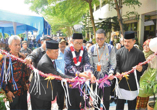 MERIAH: Wako Padang, Hendri Septa bersama Kadisdikbud Padang, Yopi Krislova saat menghadiri HUT ke 59 SMPN 13 Padang.