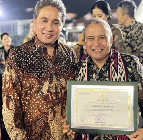 Dirjen Kebudayaan Hilmar Farid bersama Direktur Keuangan & Umum PT Semen Padang Oktoweri, pada malam Apresiasi Warisan Budaya Indonesia 2023 yang digelar di Jakarta, Rabu (25/10/2023).