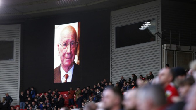 Penghormatan kepada Sir Bobby Charlton di Stadion Riverside. (Foto: Skysports)