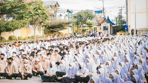 SERIUS: Para siswa SMAN 3 Bukittinggi mendengarkan arahkan dari pihak sekolah, terkait disiplin peserta didik.(IST)