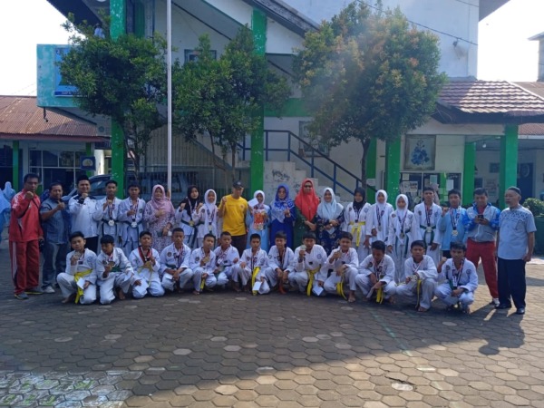 BIKIN BANGGA: Para siswa peraih medali bersama dengan Kepala SMPN 31 Padang, Riza Wisriani dan jajaran guru usai pemberian bonus untuk memotivasi semangat peserta didik.(IST)