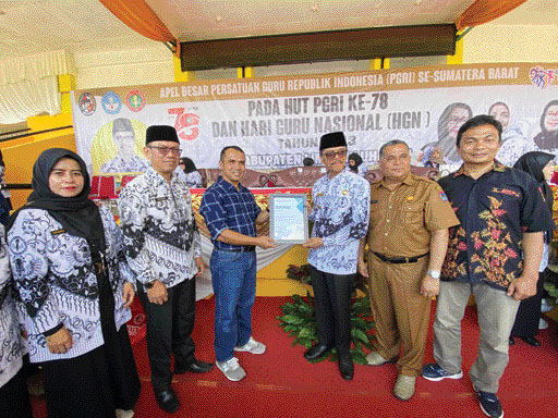 DUKUNG PENUH: Direktur Utama Padang Ekspres Mhd Nazir Fahmi (tiga dari kiri) menyerahkan penghargaan kepada Bupati Limapuluh Kota Safaruddin Dt Bandaro Rajo pada momen peringatan Hari Guru Nasional ke-78 serta Apel Besar Persatuan Guru Republik Indonesia