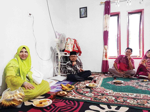 PEDULI: Anggota DPR RI dari Dapil Sumbar II, Nevi Zuairina, serahkan TJSL PT Angkasa Pura II ke Keltan Maju Basamo di Nagari Languang, pekan lalu.(PKS FOR PADEK)