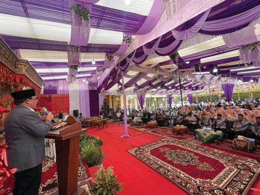 MOTIVASI: Anggota DPD RI Buya Muslim M Yatim memotivasi santri dalam kegiatan Khatam Al-Quran TPQ Insan Kamil Kota Bukittinggi, barubaru ini.(MUSLIM M YATIM FOR PADEK)