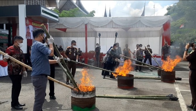 Musnahkan BB: Kejari Bukittinggi memusnahkan sejumlah barang bukti kejahatan sepanjang Maret 2023 hingga November 2023 di halaman kantor kejaksaan setempat, Kamis (16/11).(Rian Afdol/Padang Ekspres)