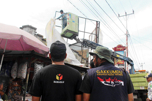 PENERTIBAN: Tim Gabungan Bawaslu Padangpariaman, TNI, Polri, SatpolPP, Dinas Perhubungan, dan Dinas Lingkungan Hidup, saat menurunkan salah satu APS caleg yang menyerupai APK di Kecamatan Batanganai, kemarin.(ARIS PRIMA G/PADEK)