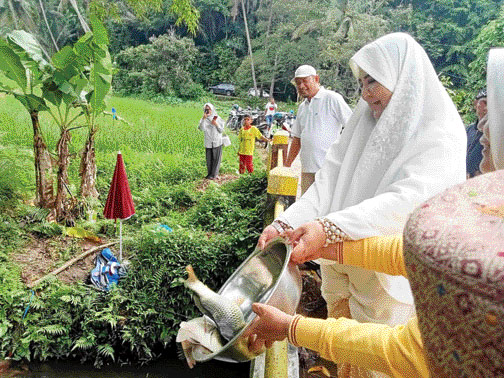 DUKUNGAN: Anggota DPR RI Dapil Sumbar II, Nevi Zuairina, menggelar acara pancing ikan di Baruah Kubu Tanjung Jati, Nagari VII Koto Talago, Kecamatan Guguak, kemarin.(IST)