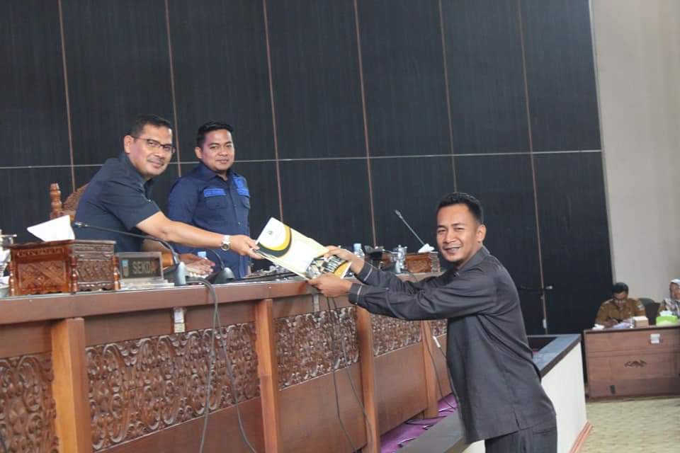 Pimpinan DPRD, Adi Gunawan terima nota penjelasan.(ita/Padek) 