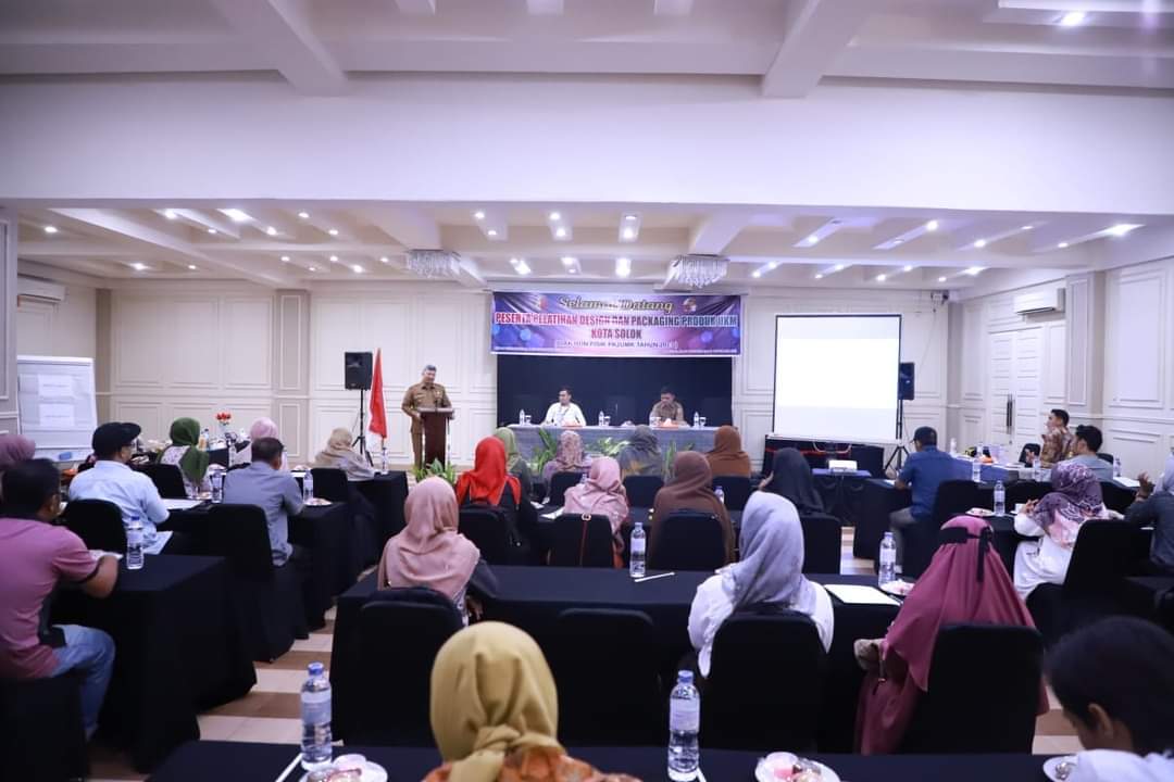 SERIUS: Suasana pelatihan design dan packing produk UMKM Kota Solok.((DINAS KOPERINDAG DAN UMKM KOTA SOLOK FOR PADEK))