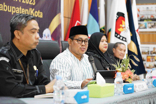 BEDA PEMAHAMAN: Ketua Divisi Teknis Penyelenggaraan Pemilu, Ory Sativa Sya’ban, menjelaskan bahwa KPU Sumbar mengeliminasi Irman Gusman karena menyangkut aturan terkait mantan napi kasus korupsi.(IST)