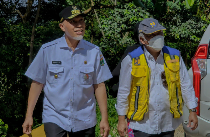 Gubernur Sumbar Mahyeldi bersama Menteri PUPR Basuki Hadimuljono saat meninjau kawasan Sitinjau Lauik, Kota Padang, beberapa waktu lalu. (Foto. Dok)