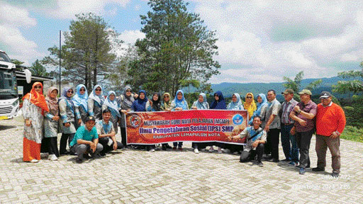 JALIN KEBERSAMAAN: Para guru yang tergabung dalam MGMP IPS tingkat SMP Kabupaten Limapuluh Kota terlihat akrab.(IST)