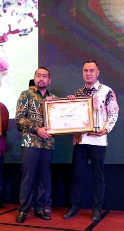 REWARD: Wagub Sumbar, Audy Joinaldy menyerahkan penghargaan pada Bupati Sijunjung Benny Dwifa Yuswir, Jumat (24/11).(KOMINFO SIJUNJUNG FOR PADEK)