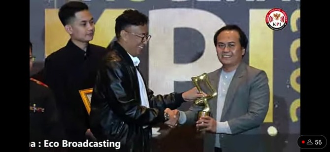 Pemimpin Redaksi Nashrian Bahzein menerima penghargaan untuk Padang TV untuk kategori Televisi Lokal Terbaik 2023. Padang TV menyisihkan seratusan televisi lokal lainnya di Indonesia.