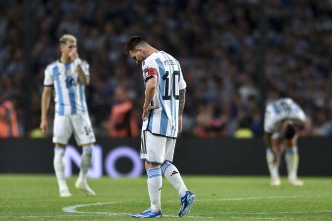Ekspresi Pemain Argentina Lionel Messi saat pertandingan sepak bola kualifikasi Piala Dunia FIFA 2026 melawan Uruguay di stadion La Bombonera di Buenos Aires, Argentina. (Foto: AP)