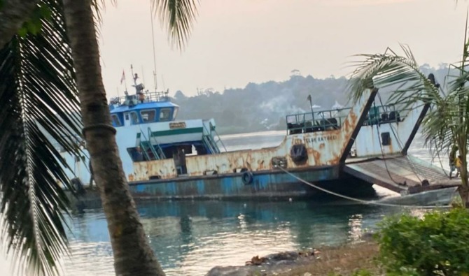 Masyarakat Desa Sikakap mengharapkan kapal LCT Teluk Katurei yang menghubungkan mereka dengan Kecamatan Pagai Selatan kembali beroperasi.