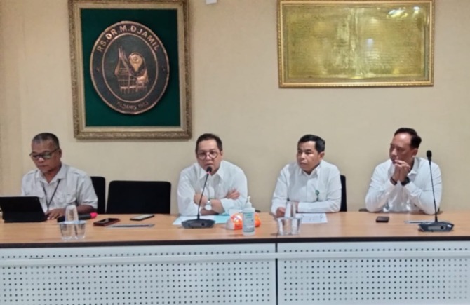 Direktur Utama RSUP Dr M Djamil Dr. dr. Dovy Djanas Sp.OG-KFM, MARS saat melakukan jumpa pers dengan sejumlah awak media