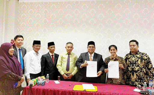 KEBUTUHAN PILKADA: Bupati Padangpariaman, Suhatri Bur, dan Koordinator Divisi HP2H Bawaslu Padangpariaman, Indra Gunawan, saat memperlihatkan NPHD antara Pemkab dan Bawaslu Padangpariaman, Jumat (10/11).(DISKOMINFO PADANGPARIAMAN FOR PADEK)