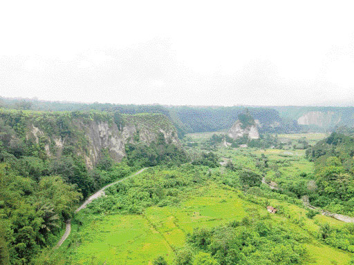PEMANDANGAN Tabiang Takuruang dilihat dari Puncak Taruko.(RIAN AFDOL/PADEK)