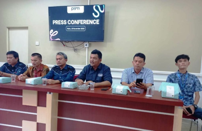 Direktur Utama Perumda PSM Rico Rahmadian Albert (tiga kanan) diapit Ilham Ulta Perkasa (Direktur Umum), Hamdani (Legal Perumda PSM), Mahyudin (Dewan Pengawas), Yandri Pemildo (Kadiv Transpadang), dan Humas PSM  Robi Sanusi (kanan).