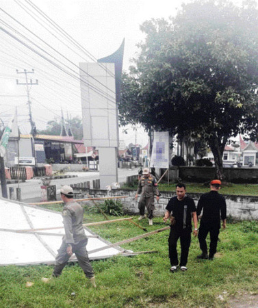 DITERTIBKAN: Beberapa APK yang terpasang di kawasan fasilitas kereta api, ditertibkan petugas Satpol PP bersama pihak pengamanan PT KAI, kemarin.(DOK SATPOLPP PADANGPANJANG)