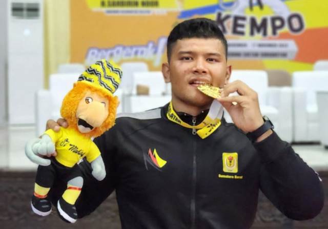 Randa dari Unes, peraih emas pada cabang olahraga gulat event POMNAS