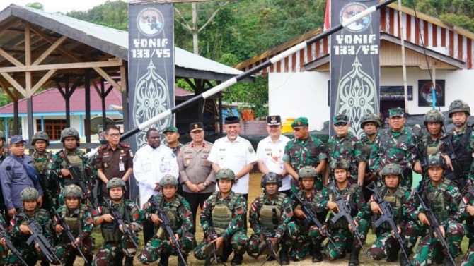 Satgas Yonif 133/YS bersama Gubernur Sumbar Mahyeldi dan Danrem 032/Wbr Brigjen TNI Rayen Obersyl di Pos Kotis Kabupaten Maybrat, Provinsi Papua Barat Daya, Rabu (15/11/2023).