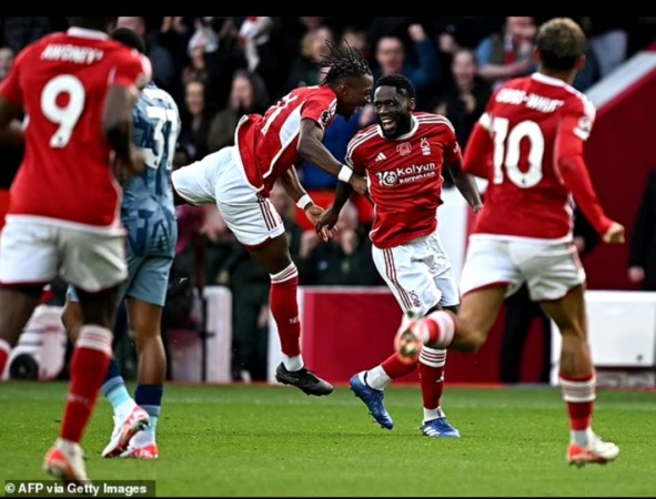 Orel Mangala usai melepaskan tembakan keras dari jarak sekitar 25 yard ke gawang Aston Villa yang dijaga Martinez. (Foto: AFP)