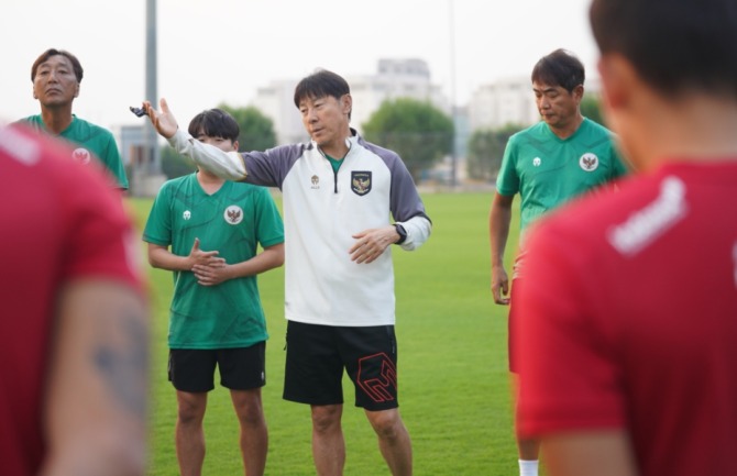 Pelatih Shin Tae-yong memimpin latihan pemulihan fisik untuk mempersiapkan Timnas Indonesia menghadapi pertandingan pertama putaran kedua kualifikasi Piala Dunia 2026 melawan Irak. (Foto: PSSI)