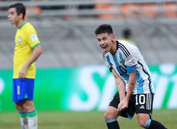 Claudio Echeverri mencetak hattrick gemilang saat Argentina menaklukkan Brasil 3-0 dalam laga Superclásico perempat final Piala Dunia U-17 di Jakarta Internasional Stadium, Jumat (24/11/2033) malam. (Foto: X @fifaworldcup_es)