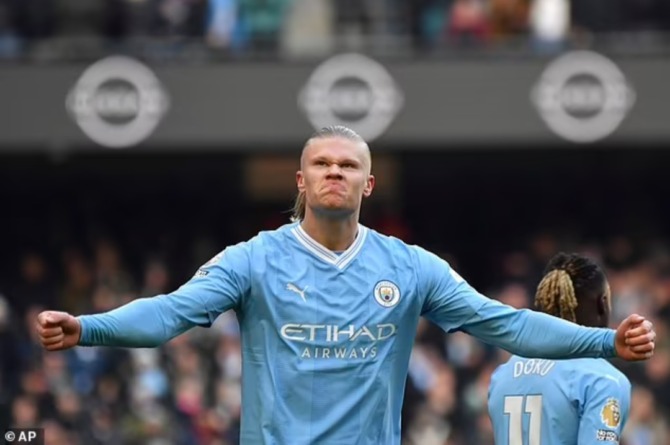 Striker Manchester City Erling Haaland telah memecahkan rekor Andy Cole sebagai pemain tercepat yang mencetak 50 gol di Liga Premier. (Foto: AP)