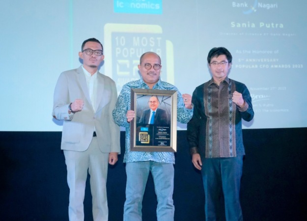 PRESTASI: Direktur Keuangan Bank Nagari Sania Putra (tengah) menerima penghargaan 10 Most Popular CFO Awards 2023 dari CEO The Iconomics Bram S Putro dan Director of Research and Strategy Alex Mulya, Senin (27/11/2023). (Foto: Humas Bank Nagari)